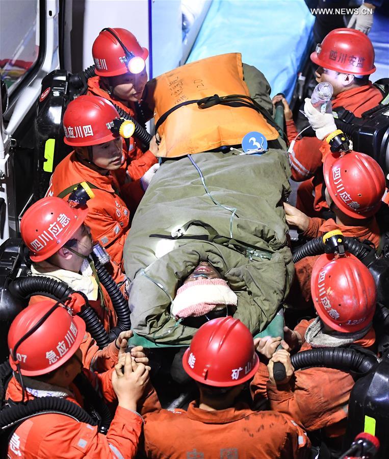 إنقاذ 13 عاملا حوصروا بمنجم لأكثر من 80 ساعة في جنوب غربي الصين