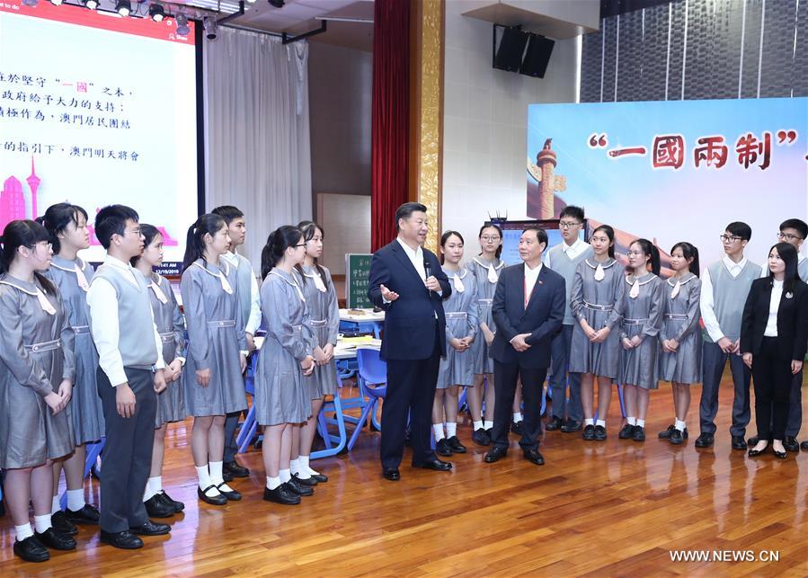 الرئيس شي يزور مركزا للخدمات الحكومية ومدرسة في ماكاو