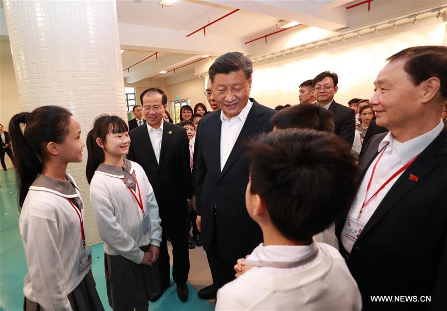 الرئيس شي يزور مركزا للخدمات الحكومية ومدرسة في ماكاو