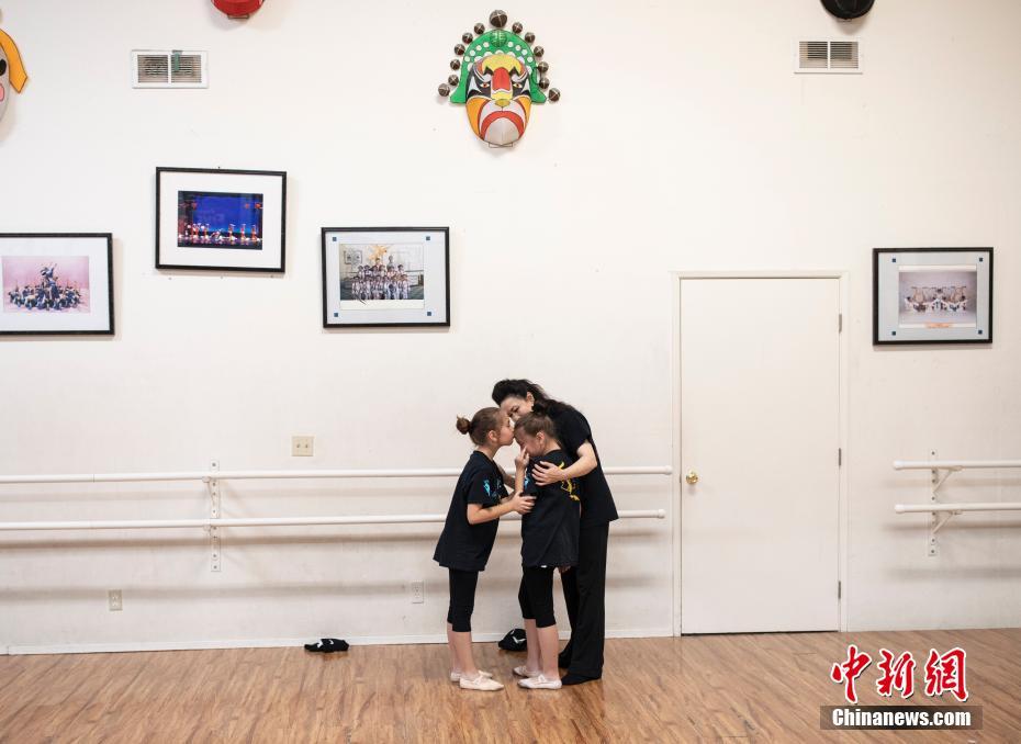 قصة بالصور: توأم أمريكي تحبان أوبرا بكين