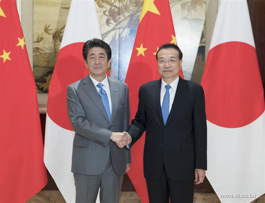 رئيس مجلس الدولة الصيني يعقد محادثات مع رئيس الوزراء الياباني