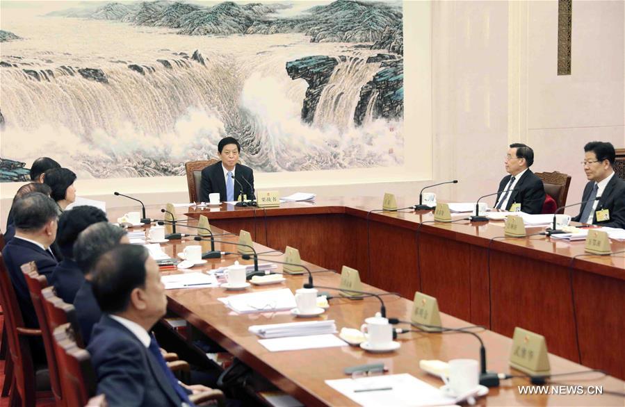 مشرعون صينيون بارزون يستمعون إلى تقارير بشأن مناقشات مشروعات قوانين وقرارات