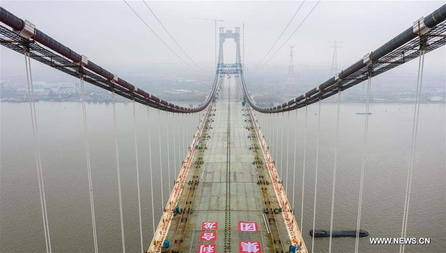 الصين تنتهي من بناء أول جسر معلق يضم طريقا سريعا وخط سكة حديدية