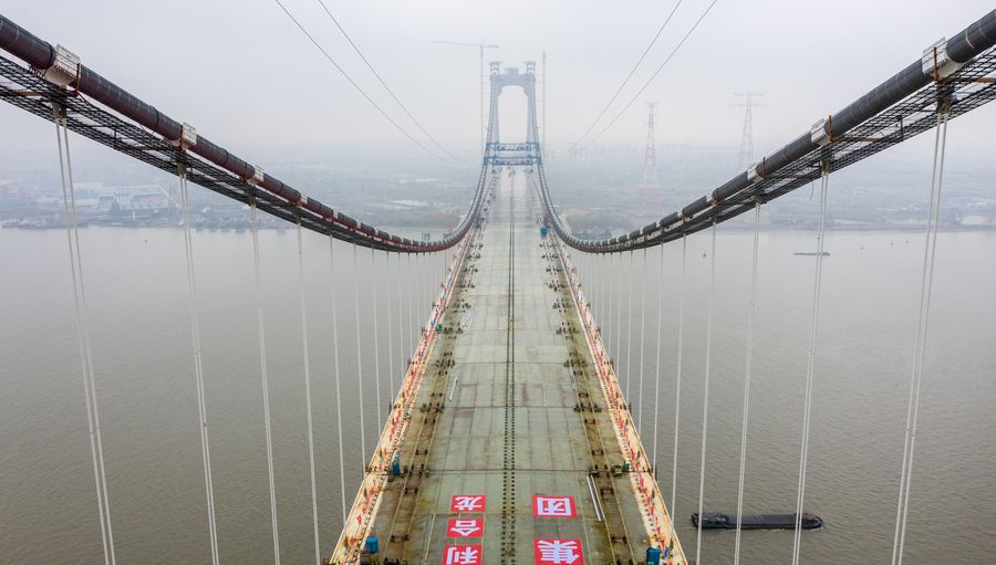 الصين تنتهي من بناء أول جسر معلق يضم طريقا سريعا وخط سكة حديدية