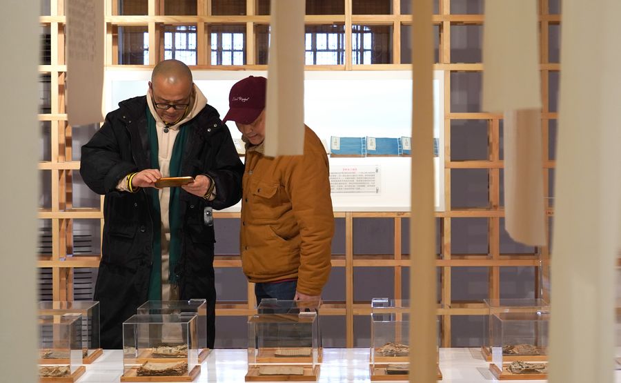 الصين تفتتح أول متحف لترميم الكتب القديمة