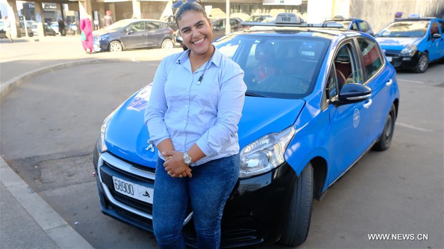 مقالة : حديدو.. مغربية تحقق حلمها خلف مقود سيارة أجرة