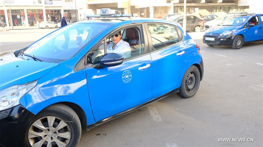 مقالة : حديدو.. مغربية تحقق حلمها خلف مقود سيارة أجرة
