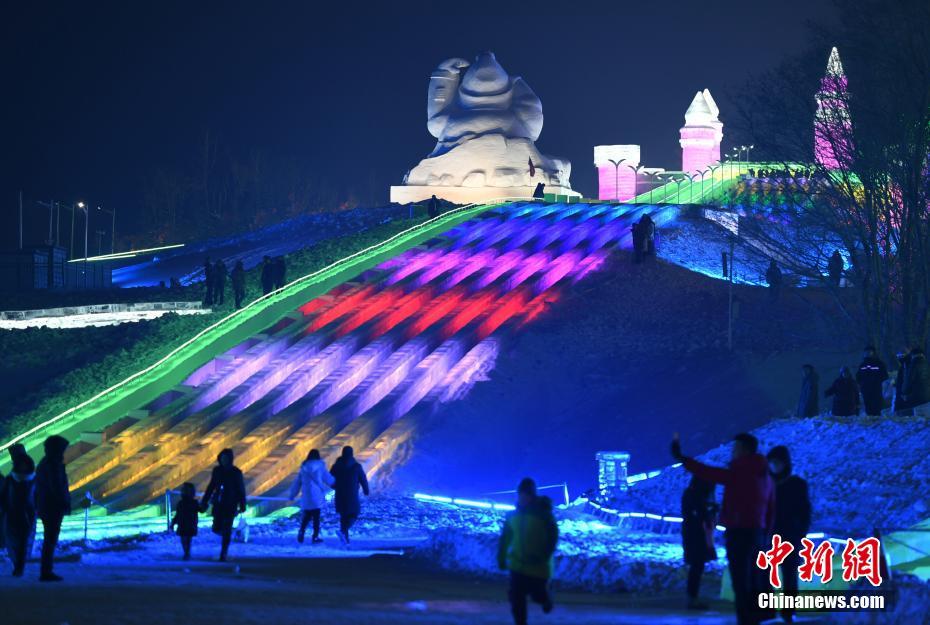 بالصور: زلاقة جليدية بطول 420 متر في شمال شرقي الصين