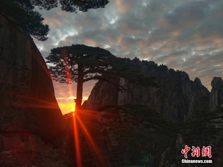 السياح الصينيون والأجانب يستقبلون شروق السنة الجديدة في جبل هوانغشان