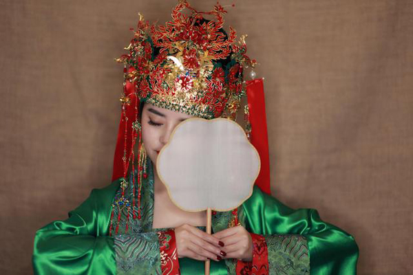فتاة صينية تصنع حلي الشعر النسائية من علب للمشروبات الغازية