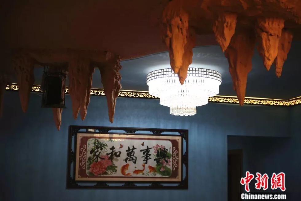 بالصور: رجل صيني يصمم بيته على شكل كهف كارستي