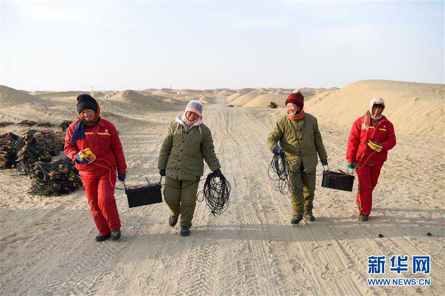 بالصور: العمال الصينيون يقومون بالتنقيب الجيوفيزيائي في صحراء تاكليماكان