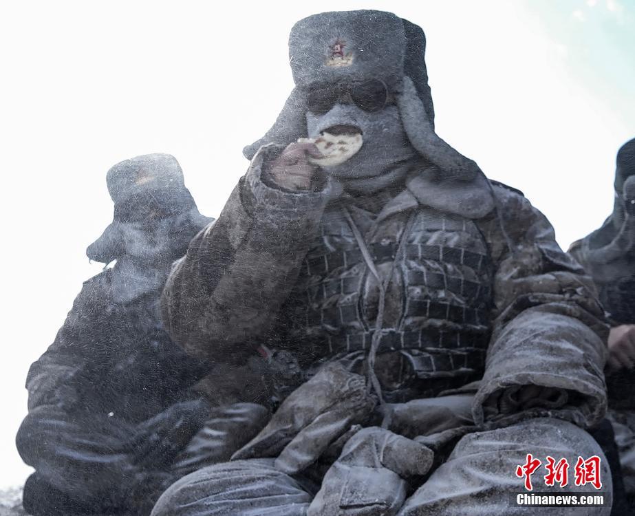 بالصور: الجنود الصينيون يقومون بدوريات في الطقس البارد القارس