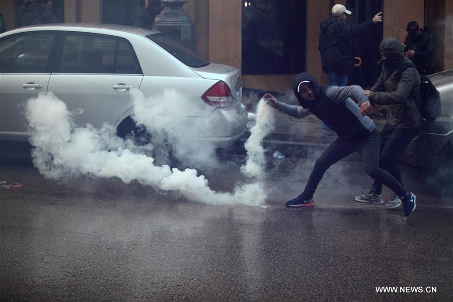 مواجهات بين قوات مكافحة الشغب ومتظاهرين في محيط البرلمان وسط بيروت