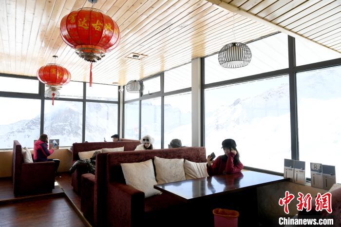  مقهى على قمة جبال ثلجية على ارتفاع 4860 متر في سيتشوان