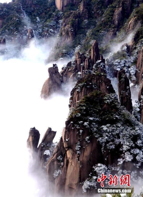 منظر خيالي لن تجدوه إلا في جبل سانتسينغ الصيني بعد تساقط الثلوج وتكاثف الضباب