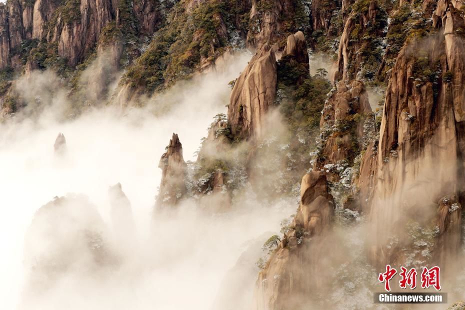 منظر خيالي لن تجدوه إلا في جبل سانتسينغ الصيني بعد تساقط الثلوج وتكاثف الضباب