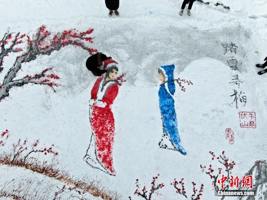 بالصور: رسم لوحة تاريخية قديمة بالألوان فوق الثلج