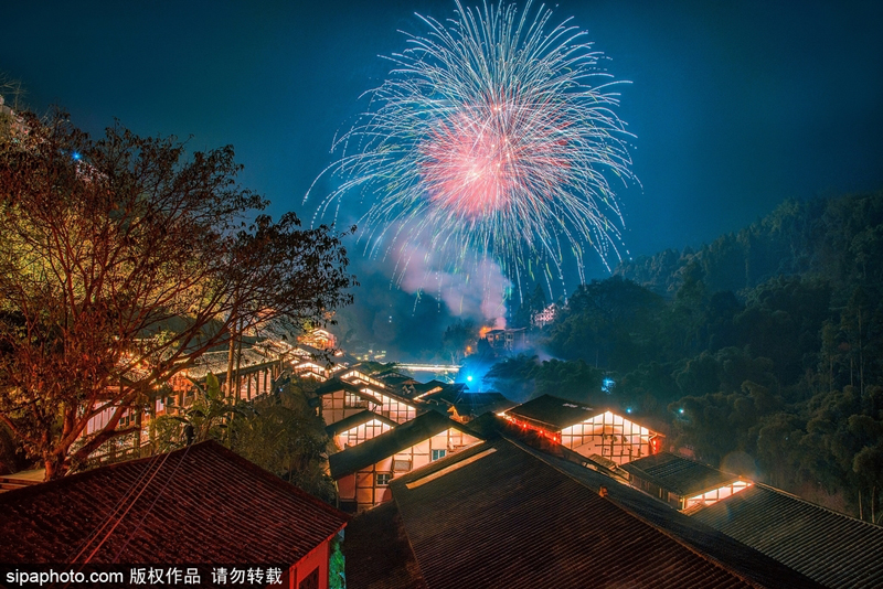 بالصور: احتفالا بعيد الربيع، عادة الوليمة بطول ألف متر مستمرة في بلدة قديمة بتشنغتشينغ 