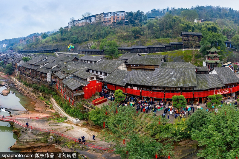 بالصور: احتفالا بعيد الربيع، عادة الوليمة بطول ألف متر مستمرة في بلدة قديمة بتشنغتشينغ 