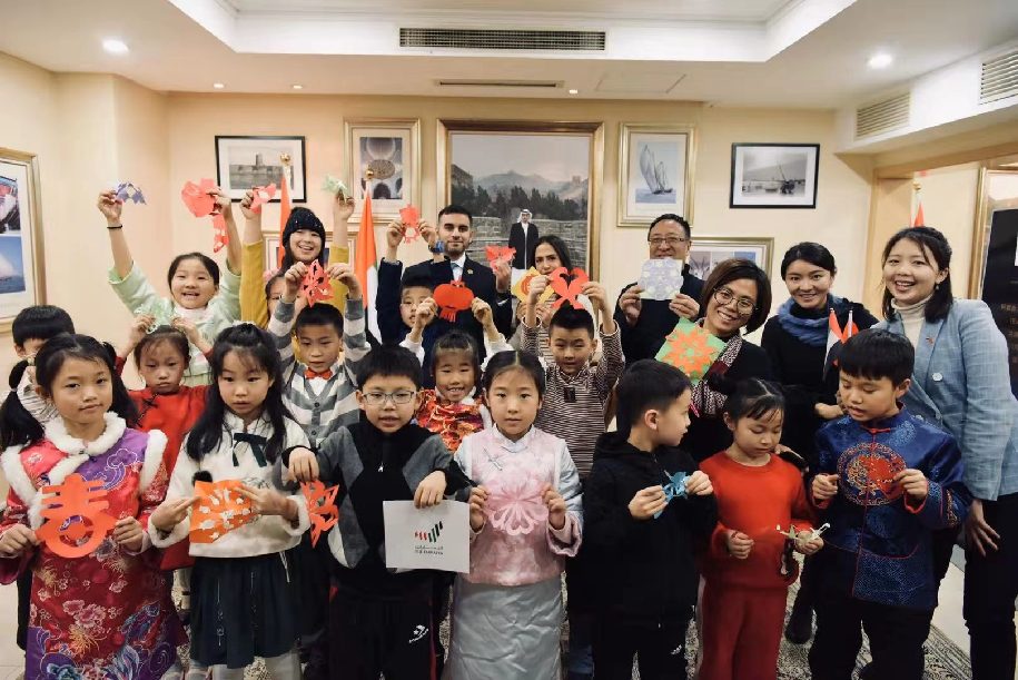 سفارة دولة الإمارات في بكين تحتفل بعيد الربيع الصيني مع مجموعة من الأطفال الصينيين