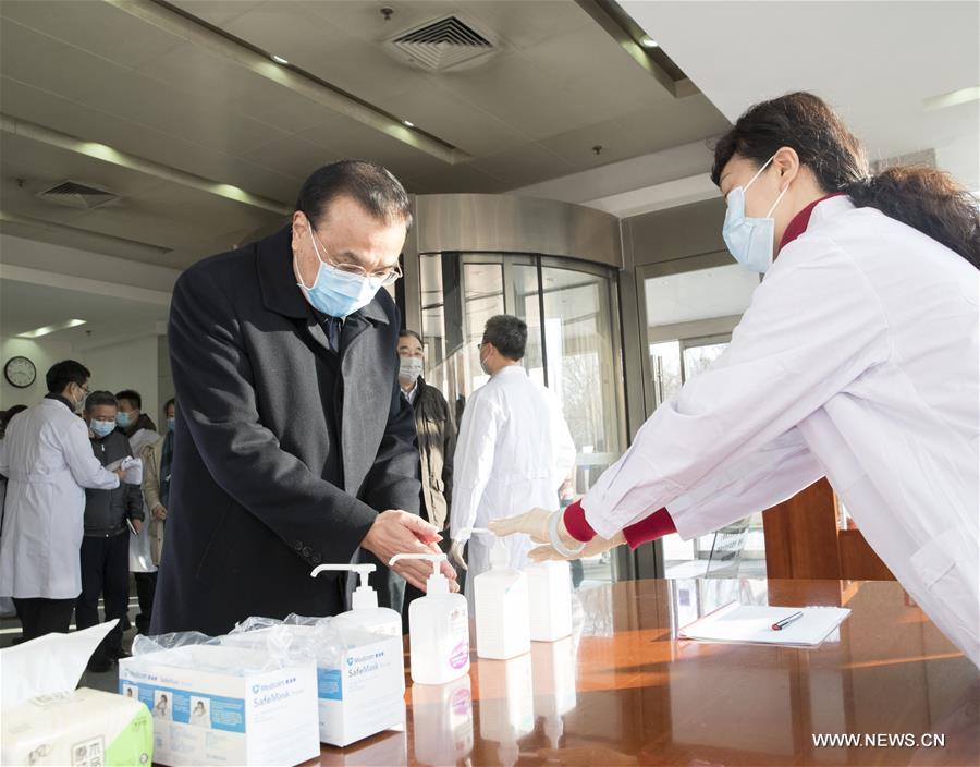 رئيس مجلس الدولة الصيني يحث على تطوير لقاحات وأدوية مضادة لفيروس كورونا الجديد