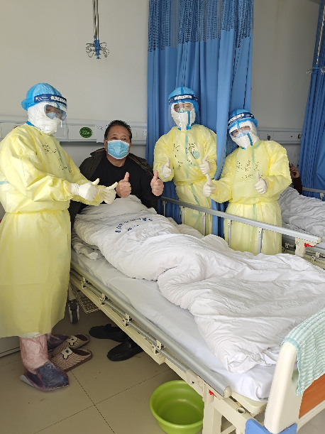 فريق طبي من الجيش الصيني يكافح لعلاج المصابين بفيروس كورونا الجديد