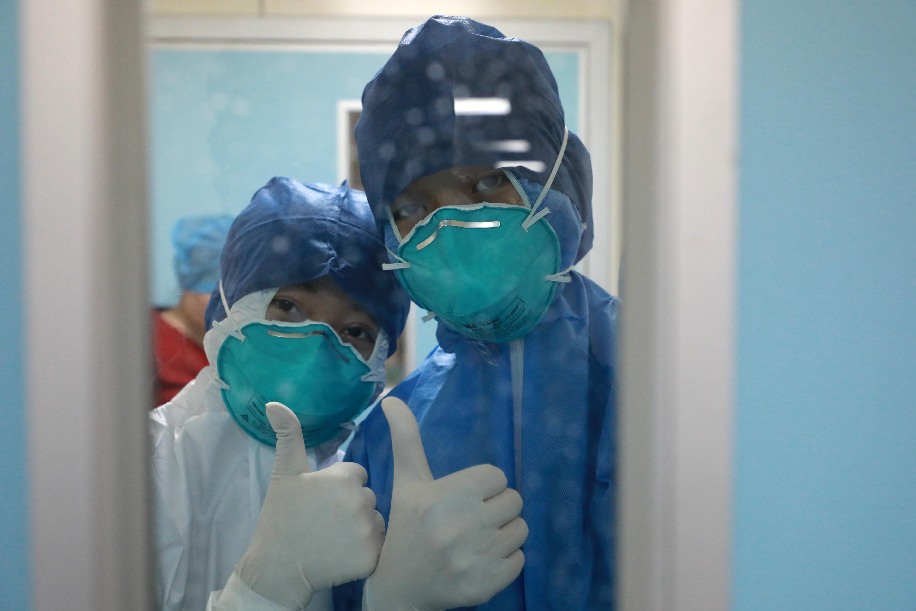 فريق طبي من الجيش الصيني يكافح لعلاج المصابين بفيروس كورونا الجديد