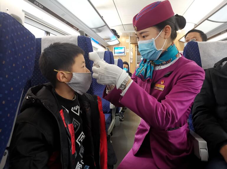 تقرير إخباري: الصين تشدد التدابير الوقائية لمكافحة الفيروس مع عودة المسافرين بعد عطلة عيد الربيع