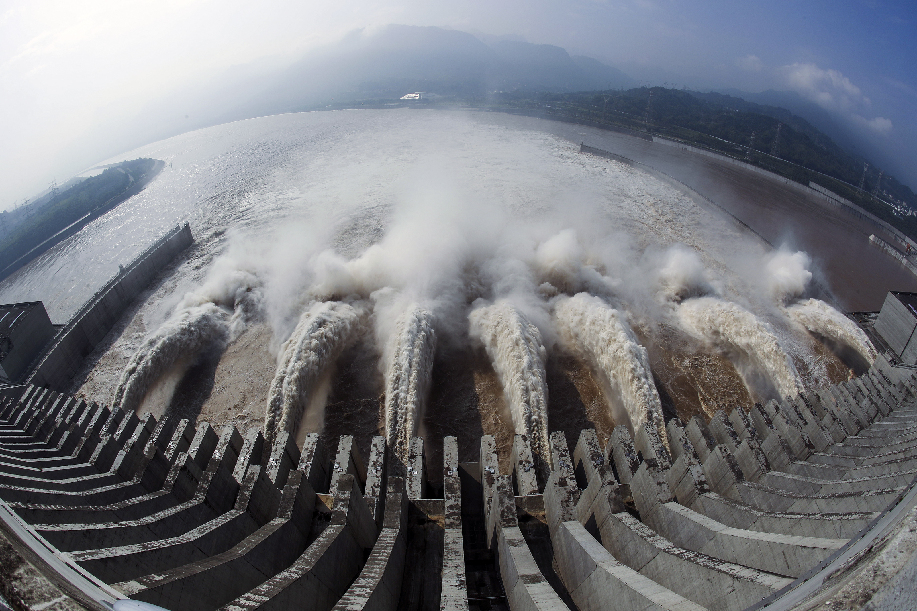 خزان المضائق الثلاثة في الصين يصرف مزيدا من المياه لتعزيز إمدادات المياه والطاقة لمكافحة الوباء