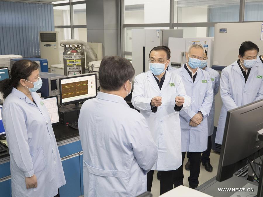 رئيس مجلس الدولة الصيني يشدد على أهمية البحث العلمي للفوز بالمعركة ضد فيروس كورونا