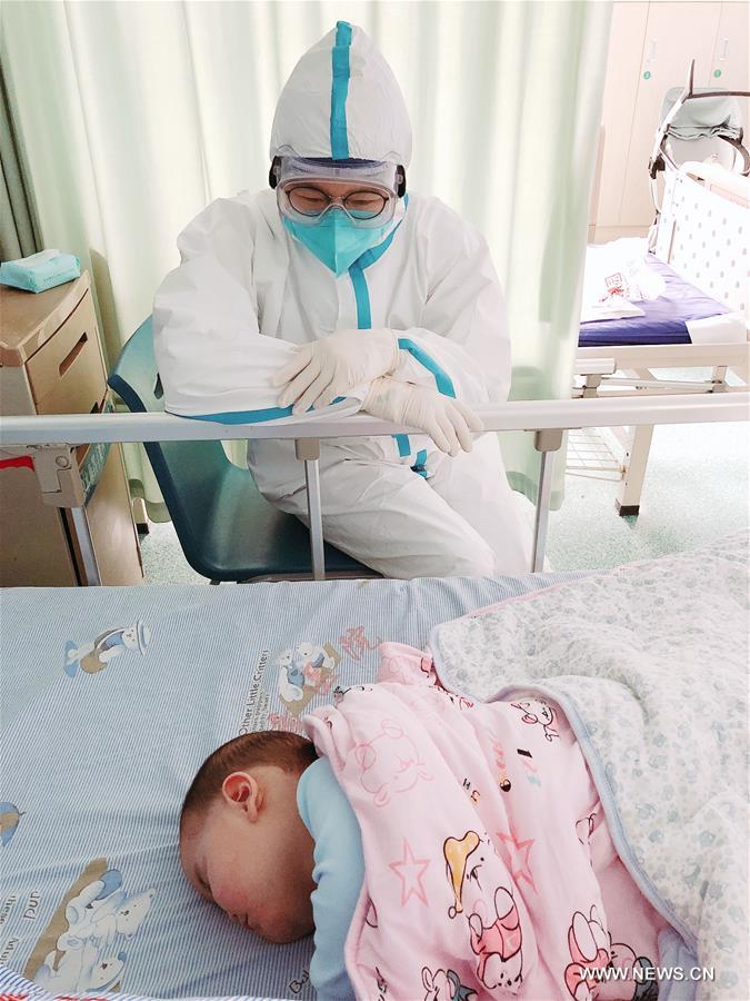 رضيع بعمر 6 أشهر مصاب بفيروس كورونا الجديد يتلقى رعاية كبيرة من العاملين الطبيين في ووهان