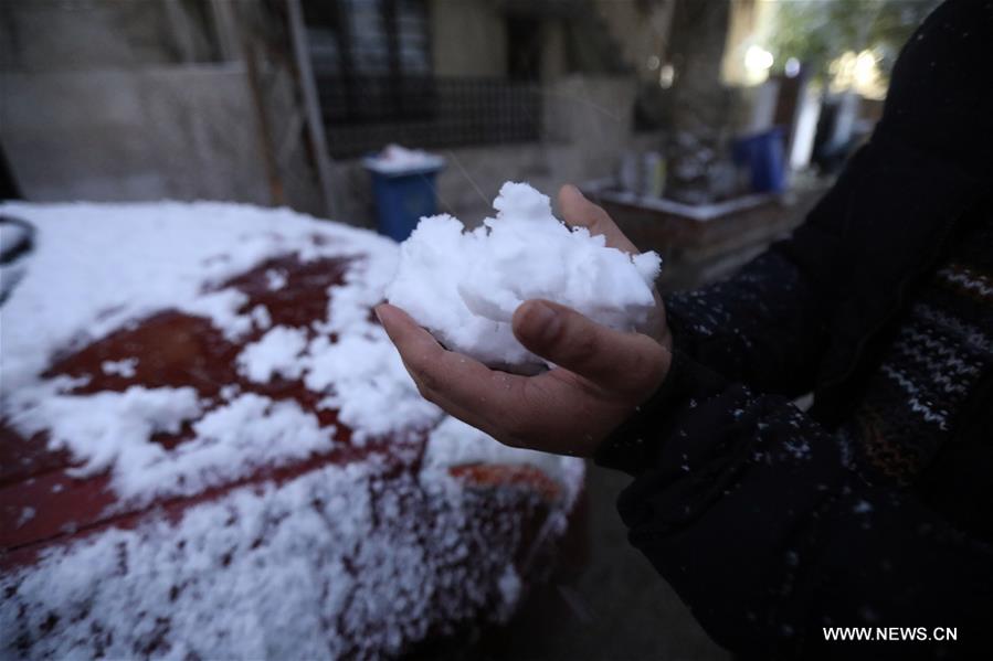 بغداد تكتسي بالثلوج في ظاهرة نادرة