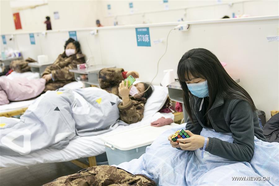 انتظام الاعمال في المستشفى المؤقت بمدينة ووهان مركز تفشي الفيروس بالصين