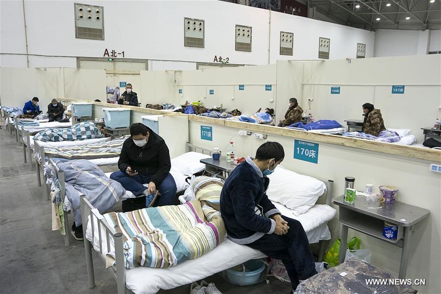 انتظام الاعمال في المستشفى المؤقت بمدينة ووهان مركز تفشي الفيروس بالصين