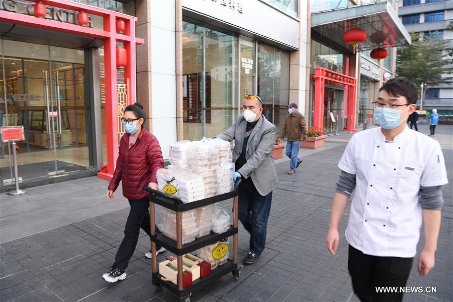 تاجر تركي في الصين يساعد العاملين في الصفوف الأمامية لمكافحة فيروس كورونا الجديد