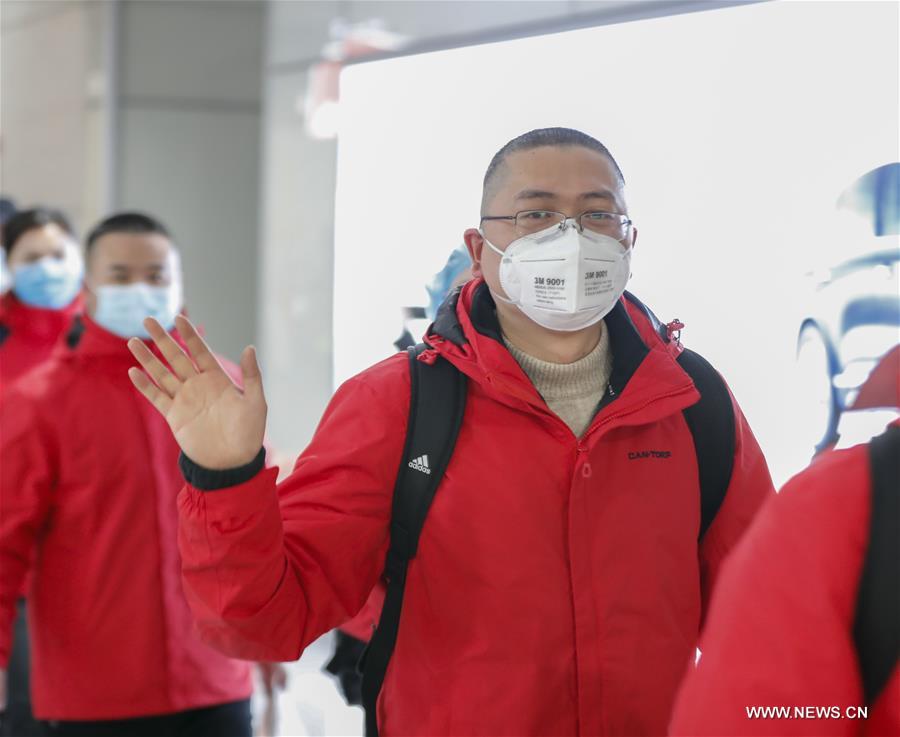 الدفعة التاسعة من العاملين الطبيين من تشونغتشينغ يغادرون إلى هوبي
