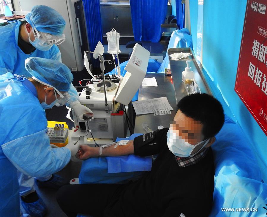 متعافون صينيون من فيروس كورونا الجديد يتبرعون بالبلازما لانقاذ المرضى الاخرين