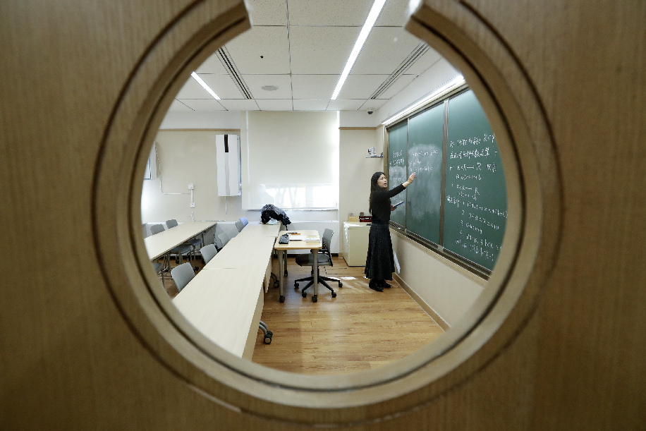  طلاب صينيون يبدأون التعليم عبر الانترنت وسط مكافحة الوباء