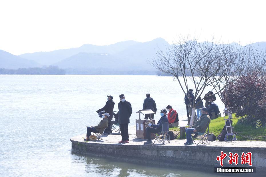 بالصور:  الاستمتاع بشمس الربيع الدافئة على ضفاف البحيرة الغربية بهانغتشو