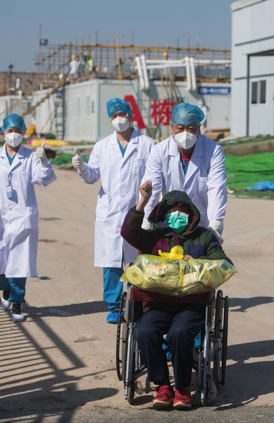 مستشفى ليشنشان في مدينة ووهان يشهد خروج أول اثنين من المصابين بفيروس كورونا الجديد منه بعد تعافيهما