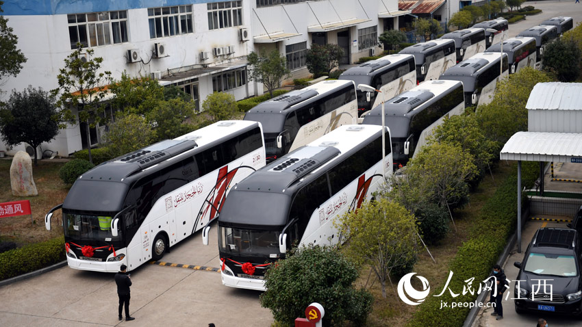 انطلاق دفعة من الحافلات صينية الصنع نحو سوق الشرق الأوسط