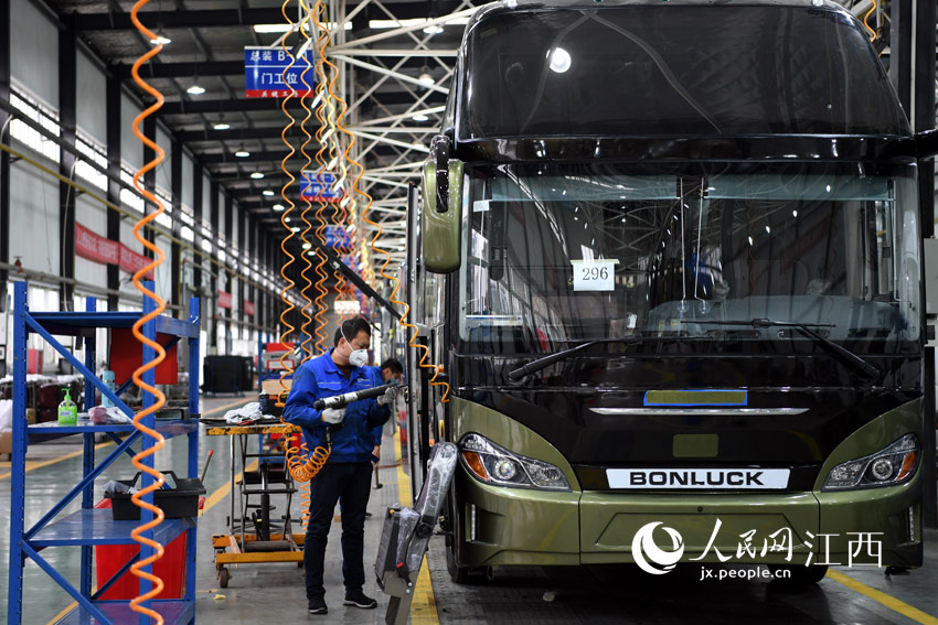 انطلاق دفعة من الحافلات صينية الصنع نحو سوق الشرق الأوسط