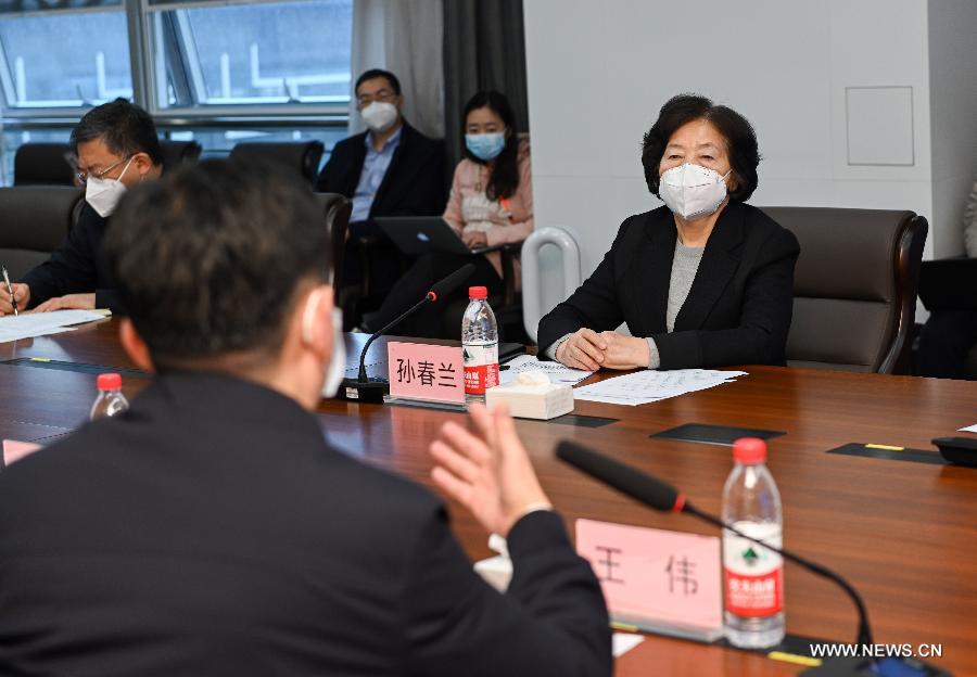 نائبة رئيس مجلس الدولة الصيني تشدد على بذل كافة الجهود للحفاظ على حياة العمال الطبيين المصابين بفيروس كورونا