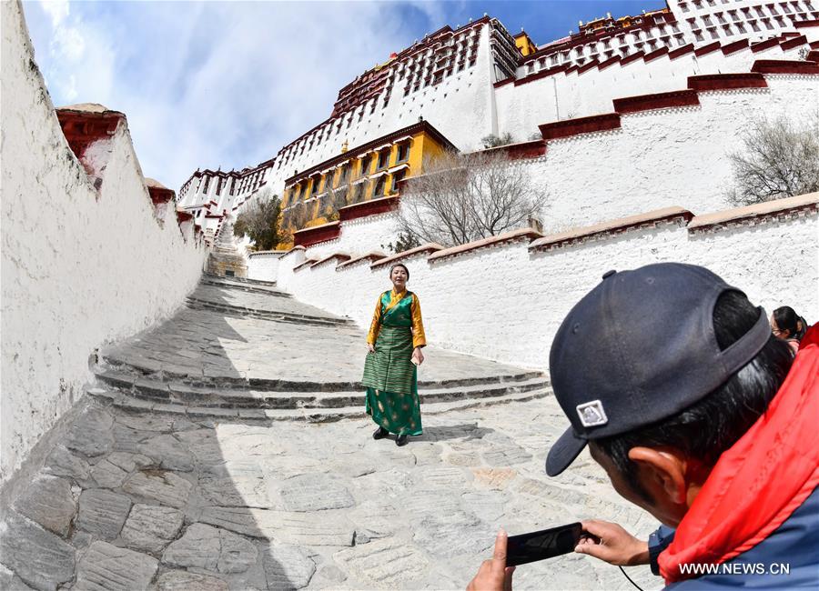 قصر بوتالا الصيني يقيم جولة عبر البث الحي لأول مرة في تاريخه