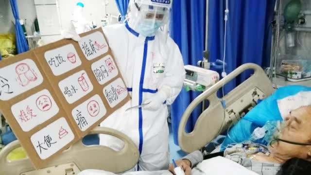 ووهان: ممرضة ترسم بطاقات لمساعدة بعض المرضى على التواصل