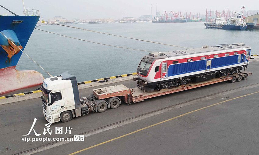 شركة صينية لصناعة مهمات السكك الحديدية تسلم قطارات ديزل جديدة إلى سريلانكا
