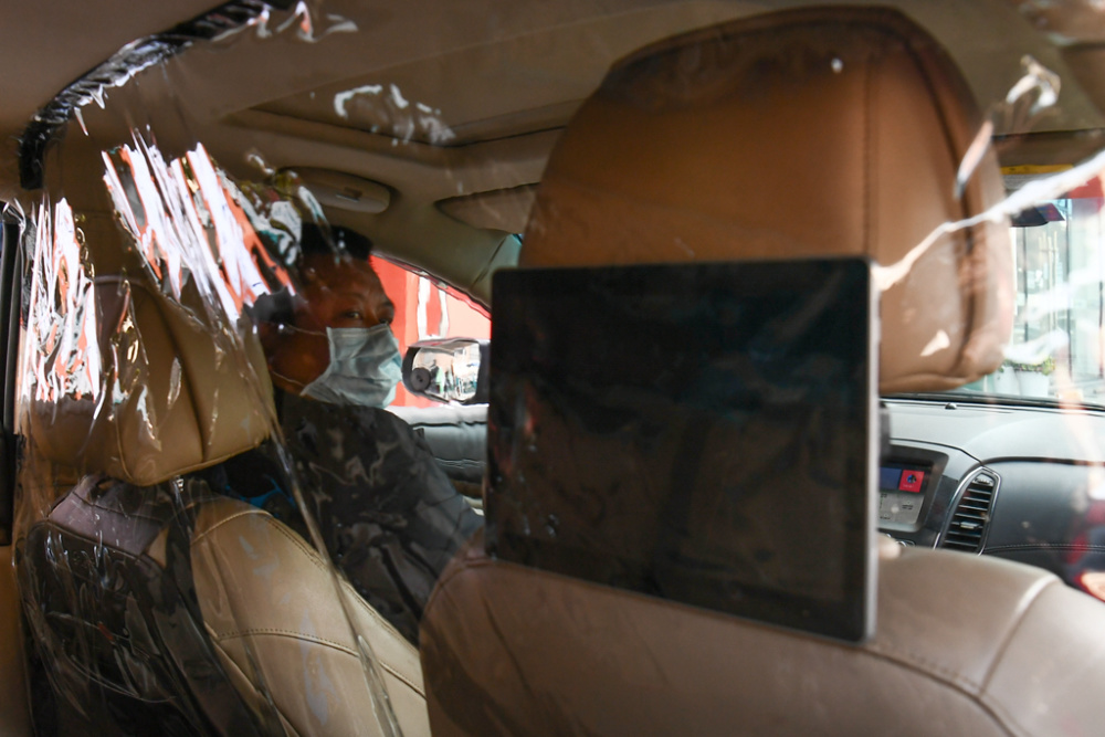 هانغتشو: تركيب الفيلم الواقي على سيارة الأجرة للوقاية من فيروس كورونا الجديد