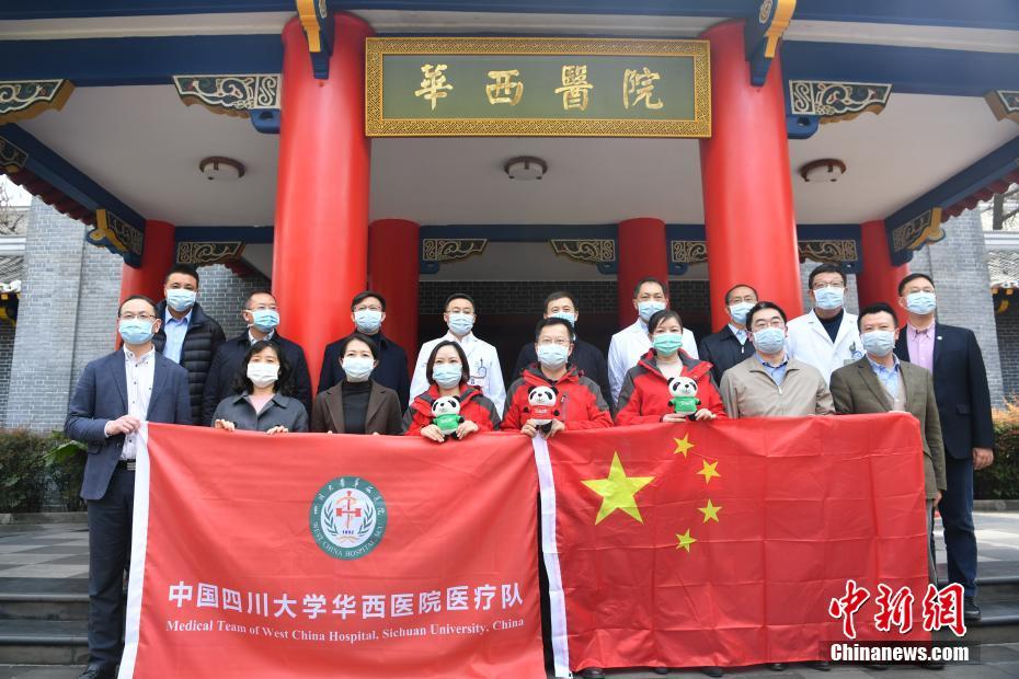 خمسة خبراء صينيون من سيتشوان يتجهون إلى إيطاليا للمساعدة في مكافحة مرض 