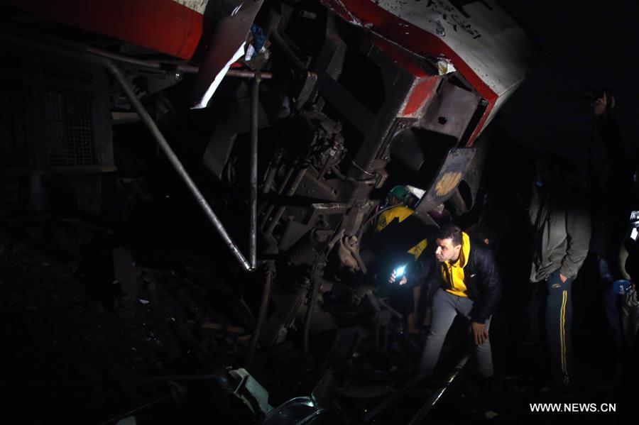 إصابة 13 شخصا في تصادم قطارين بالقاهرة